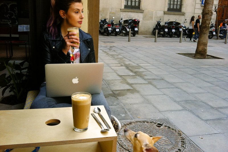 pequenos-monstros-nomade-digital-trabalhar-cafe-barcelona-2
